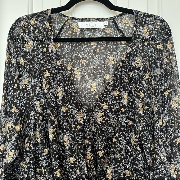 ASTR The Label Womens Black Gold Long Sleeve Tiered Ruffle Floral Dress Size L - Picture 6 of 16